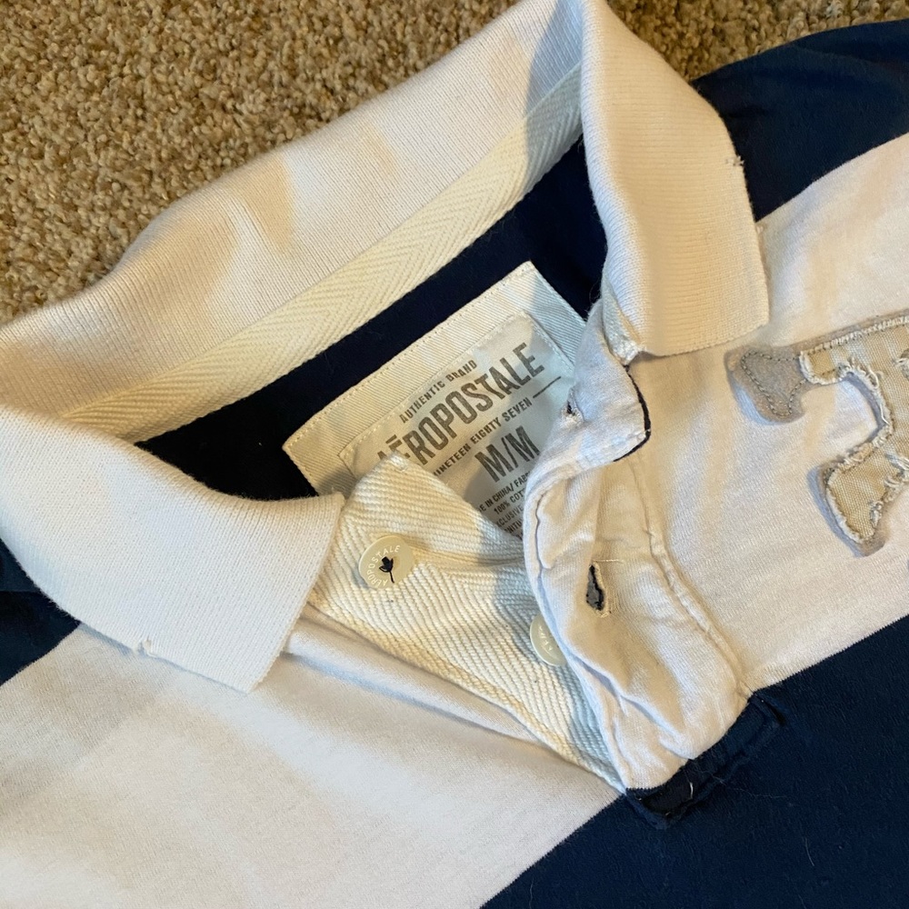 Young Men’s distressed polo by Aeropostale - Picture 2 of 3